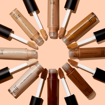 Elf 16hr Camo Concealer w płynie, matujący, w wielu odcieniach skóry, ułożony w okrąg na brzoskwiniowym tle.