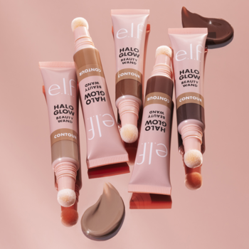 Pięć płynnych bronzerów e.l.f. Halo Glow Contour Beauty Wand w tubkach z aplikatorami, na różowym tle, ze swatchami.