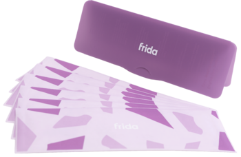 Frida Mom silikonowe plastry na blizny po CC. Fioletowe etui i stos bladoróżowych plastrów silikonowych.