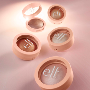 Pięć otwartych i zamkniętych rozświetlaczy elf o perłowym połysku, w brzoskwiniowych opakowaniach.