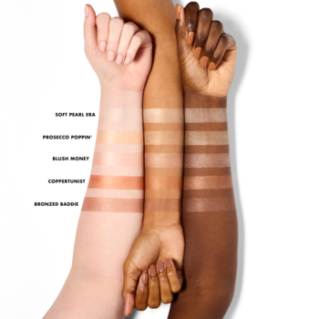Swatche 5 rozświetlaczy/bronzerów: Soft Pearl, Prosecco, Blush Honey, Copper, Bronzed Babe na trzech odcieniach skóry.