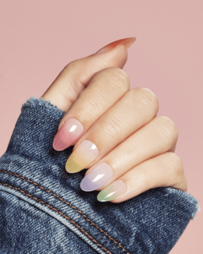 Ardell Nail Addict Gel Strips: dłoń z błyszczącymi, wielokolorowymi żelowymi paskami ombre na paznokciach.