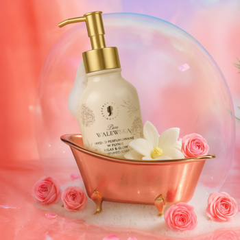 Pani Walewska RELAX & GLOW mydło kremowe w różowo-złotej wanience, z pianą, różami i bańkami na tle.