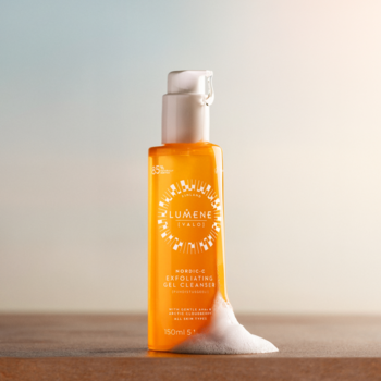 Lumene Nordic-C Valo złuszczający żel do mycia twarzy, pomarańczowa butelka z wypływającą pianą.