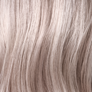 Zbliżenie na lśniące, zimne blond włosy. Wella Invigo Blond-Recharge odżywka utrzymująca chłodny odcień.
