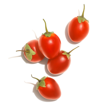 Pięć czerwonych jagód goji z zielonymi szypułkami, składnik odżywki Invigo Nutri-Enrich, widok z góry na białym tle.