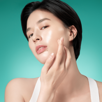 Kobieta z lśniącą, nawilżoną cerą, promująca regenerujące serum do twarzy z bambusem i ektoiną na turkusowym tle.