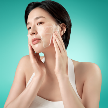 Młoda kobieta nakłada na policzek Mighty Bamboo Panthenol Cleanser, łagodny żel do mycia twarzy z bambusem.