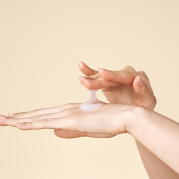 Dłoń wyciskająca półprzezroczysty, kojący żel-krem z owsa na drugą dłoń. Produkt do skóry wrażliwej i suchej.