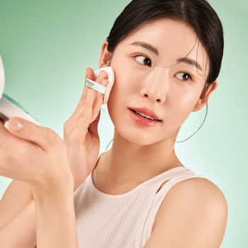 Kobieta aplikuje półmatowy, hipoalergiczny kompaktowy krem BB w miętowym opakowaniu z aplikatorem Lubicell.