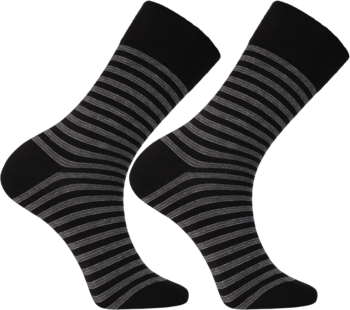 Dwie długie męskie skarpety w czarno-szare, poziome paski, ustawione pod kątem, na białym tle.