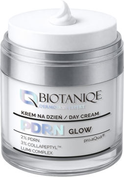 Biały słoiczek kremu na dzień BIOTANIQE PDRN GLOW z srebrnym paskiem, widok z przodu, biała nakrętka.