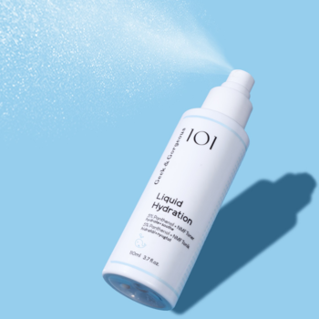 Biały tonik 1O1 Liquid Hydration z pantenolem w butelce z atomizerem, rozpyla mgiełkę na niebieskim tle.