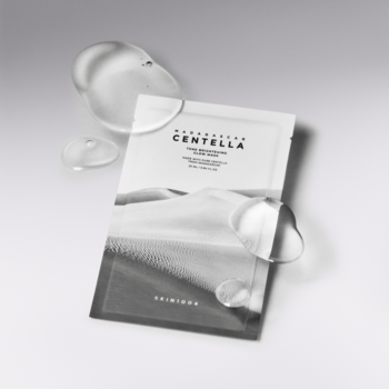 Maska w płachcie Skin1004 Centella Tone Brightening, z kroplami esencji, rozjaśnia cerę, widok z góry.