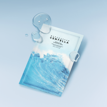 SKIN1004 Madagascar Centella Hyalu-Cica Hydrating Mask, biało-niebieskie opakowanie z falami i kroplami wody.