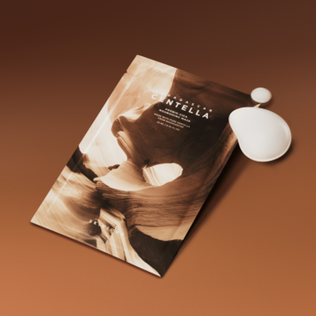 Regenerująca maska w płachcie SKIN1004 Madagascar Centella, sepia opakowanie z próbką białej esencji.