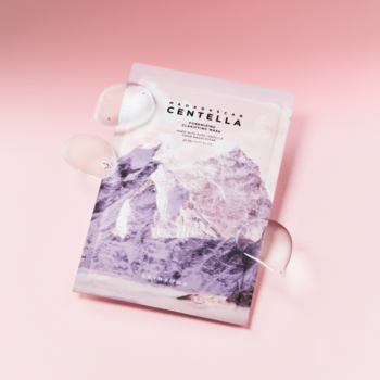 SKIN1004 Madagascar Centella Poremizing Clarifying Mask z górskim motywem, na różowym tle, z kropelkami esencji.