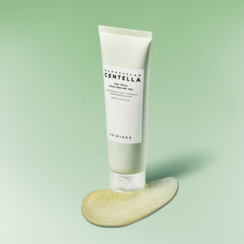 SKIN1004 Tea-Trica Mild Peeling Gel w białej tubce, obok żółto-zielony żel, na pastelowym tle.