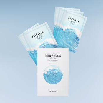SKIN1004 Madagascar Centella Hyalu-Cica Hydrating Mask, 5 białych masek w płachcie z wzorem fal, rozłożone, tło niebieskie.