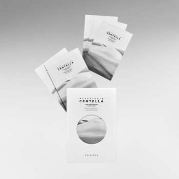 Biała maska w płachcie Skin1004 Centella Tone Brightening Glow i kilka podobnych opakowań, na szarym tle.