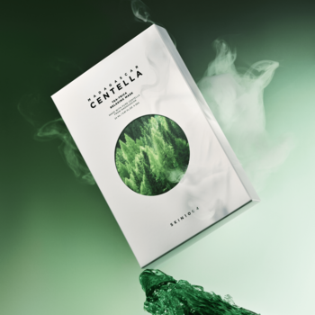 Białe pudełko SKIN1004 Madagascar Centella Tea-Trica Relaxing Mask, wzór liści, zielone tło z dymem i cieczą.