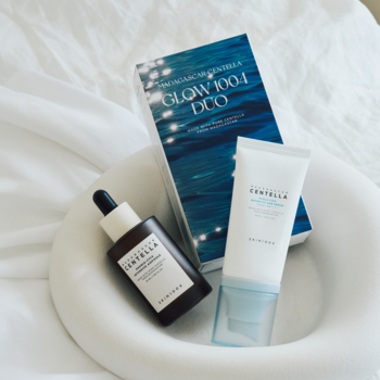 Zestaw Centella: serum Probio-CICA w ciemnej butelce i krem SPF50+ w białej tubce, z pudełkiem na białym tle.