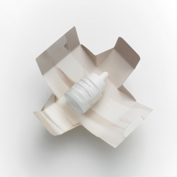 SKIN1004 Niacinamide 10 Boosting Shot Ampoule, mleczna butelka 30ml z kroplomierzem, w otwartym beżowym pudełku.