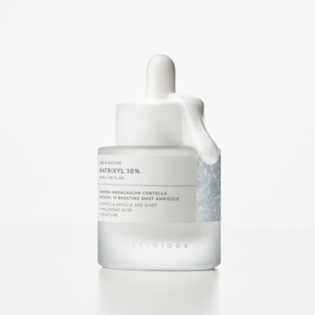 Ampułka SKIN1004 Matrixyl 10% Boosting Shot, matowa butelka z kroplomierzem, biała ciecz wylewa się z korka.