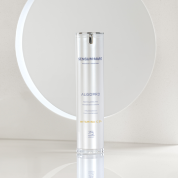 Serum Algopro Sensitive Marin z witaminą C 2% w przezroczystej butelce z srebrnym dozownikiem, widok frontalny.