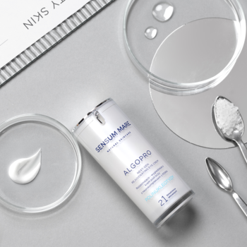 SENSUM MARE ALGOPRO rozjaśniająco-wygładzający krem pod oczy, biała butelka na szarym tle laboratoryjnym.