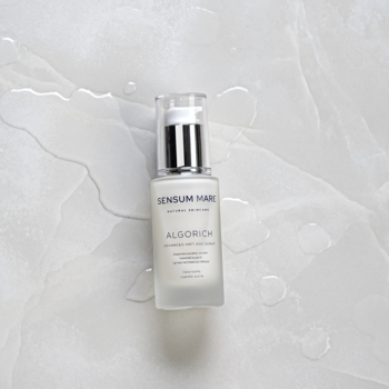 Biała butelka Sensum Mare Algorich Serum przeciwzmarszczkowego do cery suchej, na jasnym tle z kroplami wody.