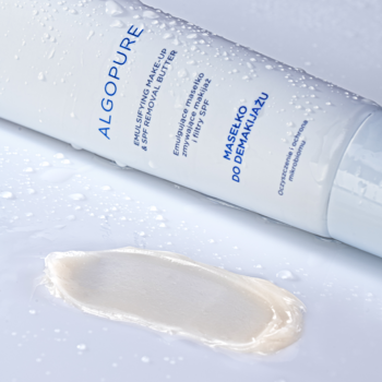 Biała tubka Algopure masełka do demakijażu Sensum Mare. Widoczny gęsty, kremowy swatch na mokrej powierzchni.