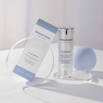 Sensum Mare Algopro serum przeciwzmarszczkowe z potrójnym peptydem, butelka i pudełko na przezroczystych podstawkach.