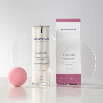 ALGOPRO Sensum Mare serum 5% ceramidów: biała butelka z pompką, pudełko z różowym paskiem i różowa kula. Widok z przodu.