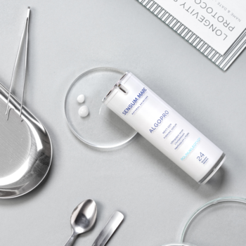 Białe liftingujące serum Algapro SENSILUM MASK z PDRN w butelce z pompką, widok z góry, obok krople produktu.