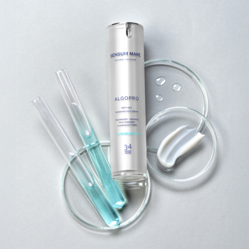 Biała butelka kremu ALGOPRO rewitalizująco-naprawczego z 9% peptydami na jasnym tle z probówkami i szalkami.