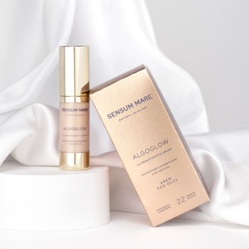 Sensum Mare Algoglow rozświetlający krem pod oczy; złota tubka i pudełko na białym, pofałdowanym tle.