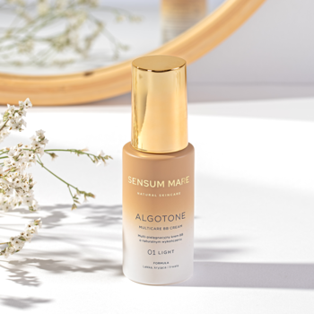 Sensum Mare Algotone mineralny krem BB 01 Light, w beżowej butelce ze złotą nakrętką, na tle kwiatów.