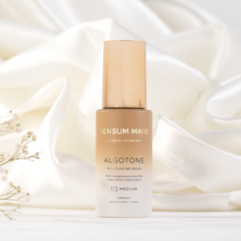 Sensum Mare Algotone BB cream 03 Medium w beżowej butelce z pompką, widok z przodu na białym drapowanym jedwabiu.