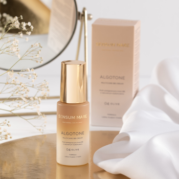 Sensum Mare Algotone BB Cream Olive, beżowa butelka ze złotą zakrętką i pudełko, na tle lustra.