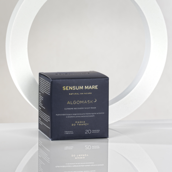 Sensum Mare Algomask maska nocna, granatowe pudełko 50ml ze złotymi napisami, na jasnym, lśniącym tle.