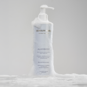 Biała butelka z pompką Sensum Mare Algobody, nawilżający żel do ciała, otoczona gęstą pianą na jasnym tle.