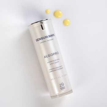 Sensum Marc Algopro serum z 0.08% retinalem, biała perłowa butelka ze srebrnym korkiem, widok pod kątem.