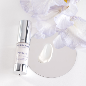Sensum Mare Algoeye przeciwzmarszczkowy krem pod oczy, srebrna butelka, kropla na krążku, irysy.