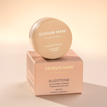 Transparentny puder sypki Sensum Mare Algotone w beżowej, okrągłej puszce, na pasującym prostokątnym opakowaniu.