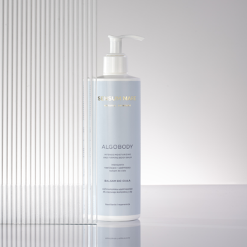 Sensum Mare Algobody nawilżający żel do ciała w jasnoniebieskiej butelce z pompką, widok z przodu.