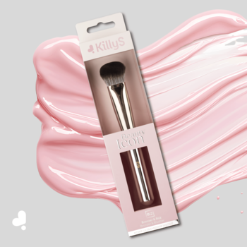 Pędzel KillyS Beauty Icon do bronzera/różu w różowym opakowaniu, srebrna rączka, czarne włosie, na tle różowej smugi.