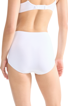 Majtki Sloggi Pure Comfort Maxi, białe bawełniane z wysokim stanem i pełnym okryciem, na modelce od tyłu.