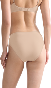 Tył beżowych fig damskich Sloggi Pure Comfort Tai z organicznej bawełny na kobiecie, niewidoczne krawędzie.