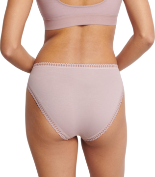 Majtki Sloggi Go Crush High Leg, figi z wysokim stanem w odcieniu pudrowego różu, z koronkowymi brzegami, widok z tyłu.